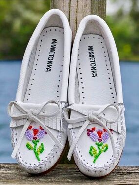 MINNETONKA Womens White Floral Beaded Moccasins Size 8 $93